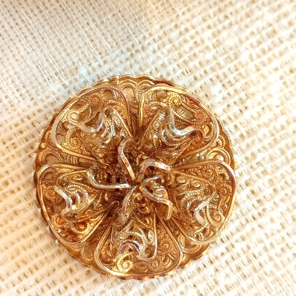 Vintage Gold tone Filigree Scarf Clip Circa 1960s FREE W BUNDLE!! - Picture 2 of 4